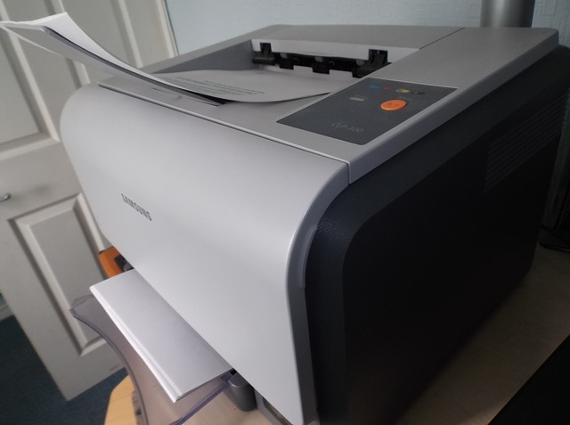 laserski tiskalnik siv